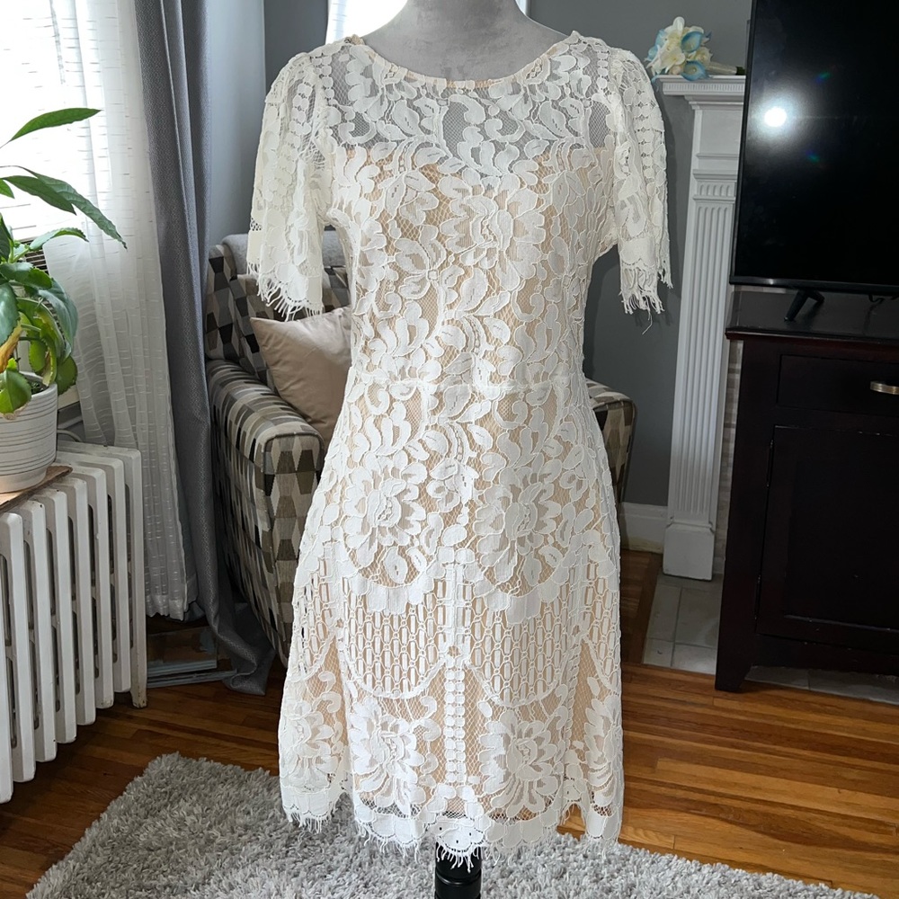 ❤️LULUS lace cream colored dress - sheer lined size medium